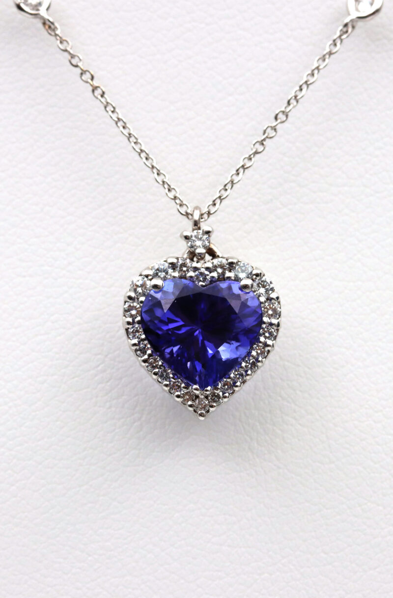 Ciondolo Cuore Oro Bianco Diamanti e Tanzanite Kt. 2,38 - immagine 6